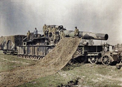 Huit soldats français camouflent un canon ferroviaire de 370 mm avec l